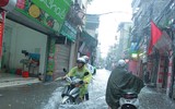 Nằm sát sông Tô Lịch nhưng mưa 1 tiếng, đường Bùi Xương Trạch ngập sâu 3 tiếng